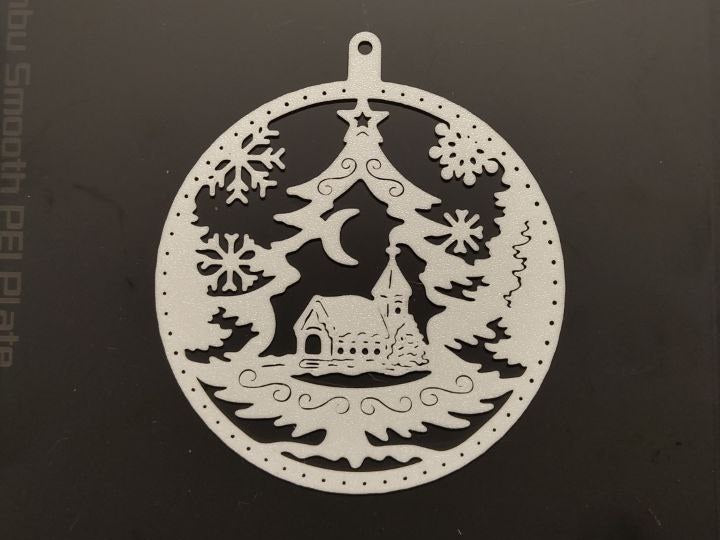 Boule de Noël avec maison et sapin
