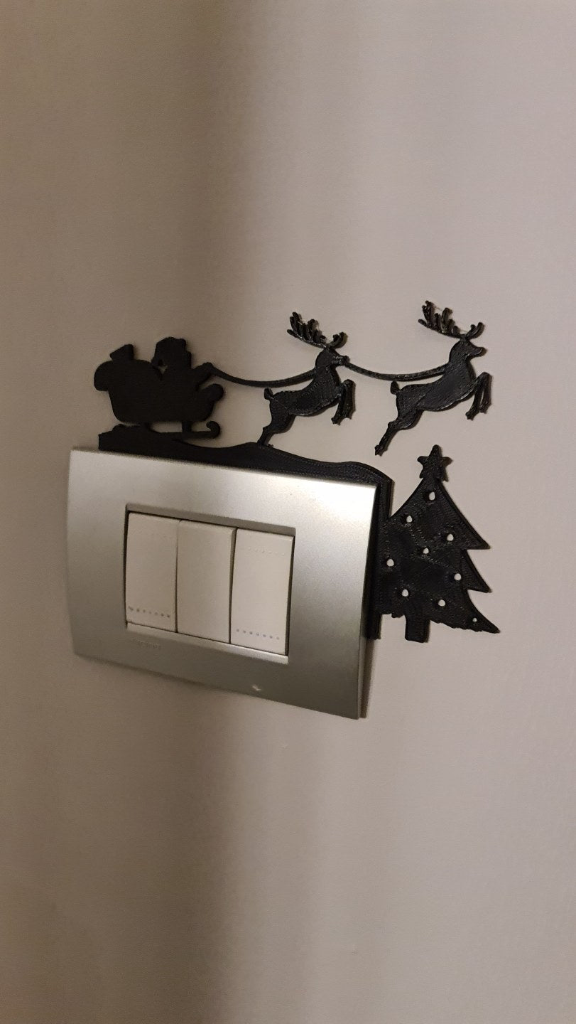 Silhouette du Père Noël en traîneau avec rennes au-dessus d'une prise électrique