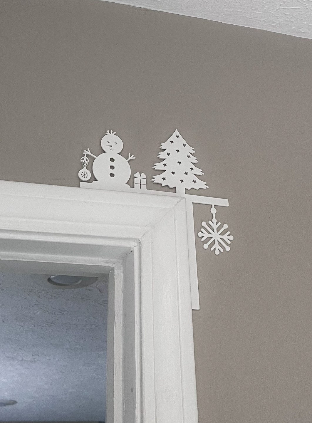 Décoration de Noël pour l'angle d'un encadrement de porte