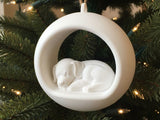 Boule de Noël ronde avec chiot endormi