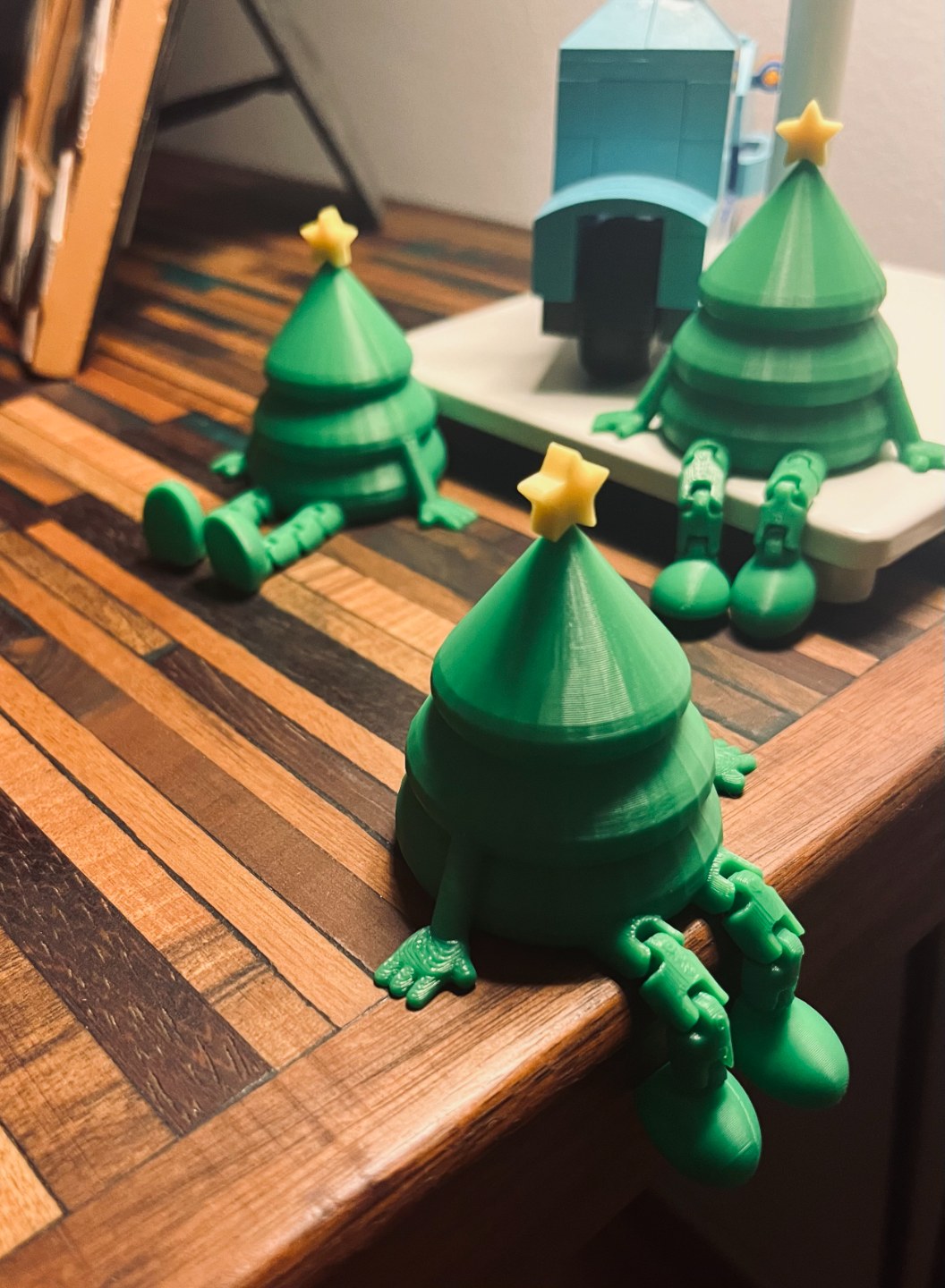 Petite figurine de sapin vert avec étoile jaune