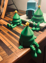 Petite figurine de sapin vert avec étoile jaune
