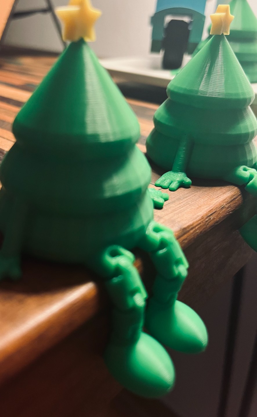 Petite figurine de sapin vert avec étoile jaune
