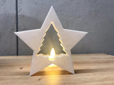 Sapin de Noël entouré d'un cadre en forme d'étoile