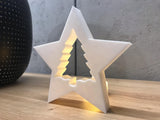 Sapin de Noël entouré d'un cadre en forme d'étoile