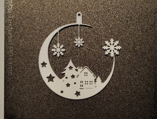 Décoration de sapin avec maison et lune