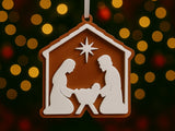 Décoration de sapin avec crèche : Marie, Joseph et l'Enfant Jésus