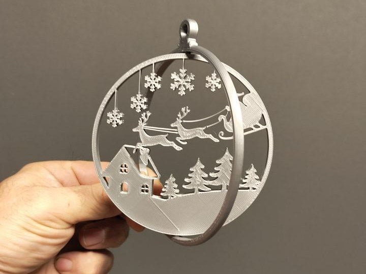 Décoration de sapin avec le Père Noël en route