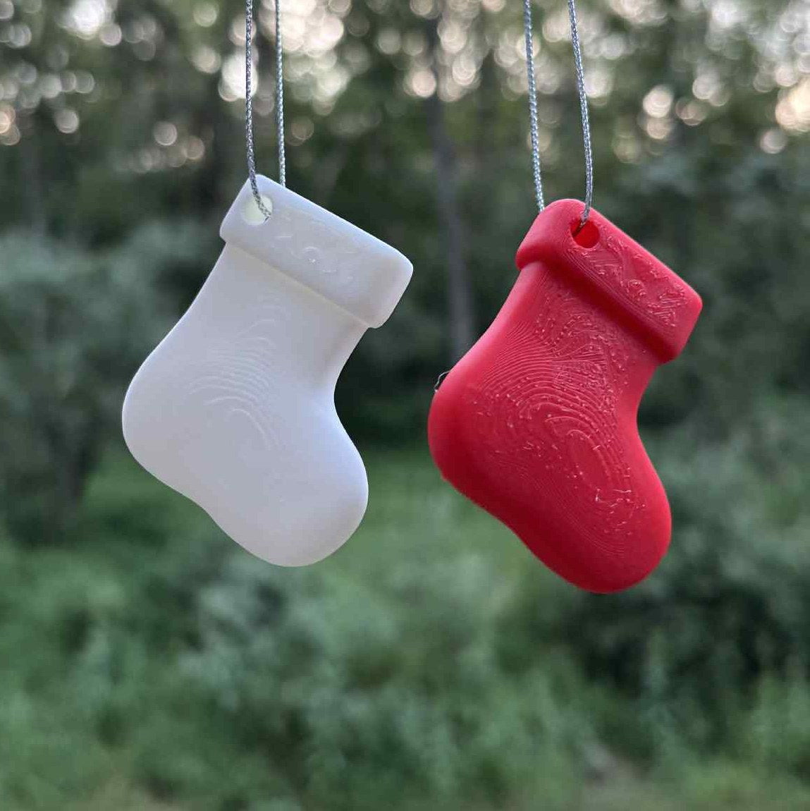 Petite chaussette de Noël en décoration de sapin avec attache