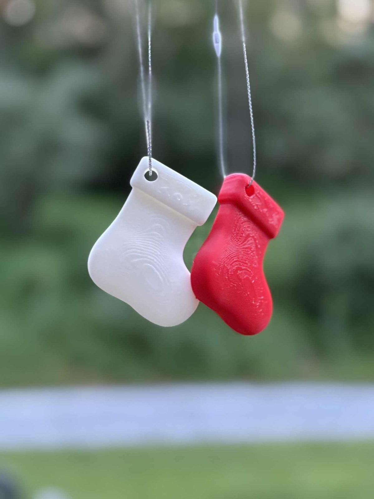 Petite chaussette de Noël en décoration de sapin avec attache