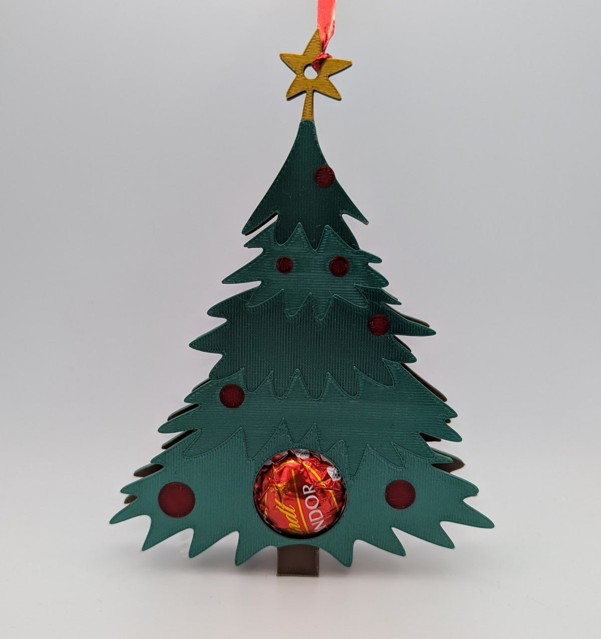 Suspension de sapin qui cache une boule en chocolat