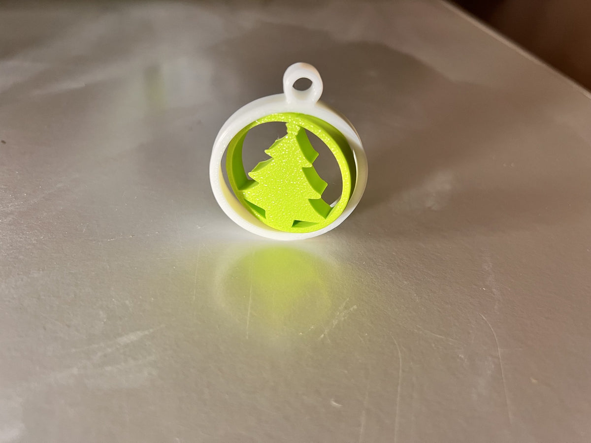 Sapin de Noël vert dans un anneau blanc, décoration de sapin