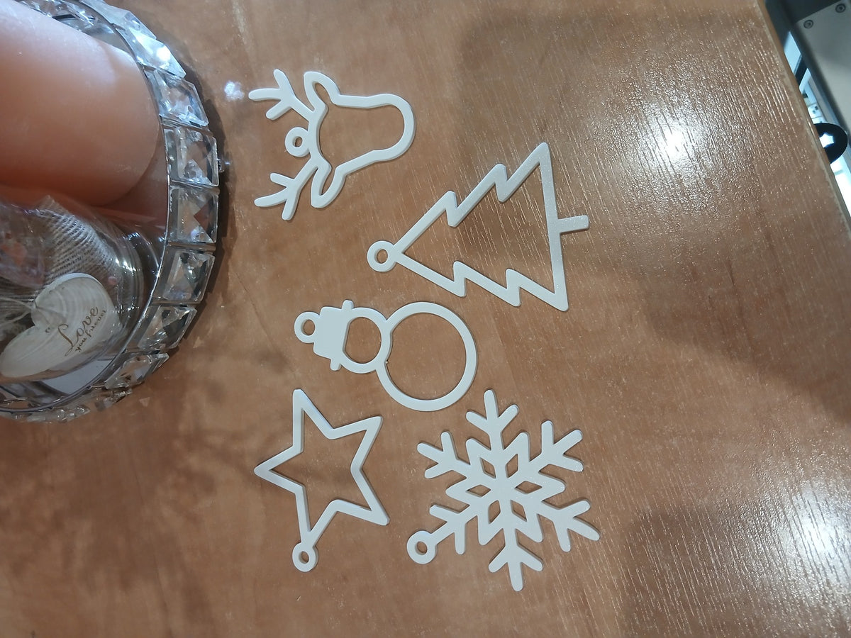 Lot de 5 suspensions de Noël plates : sapin, étoile, renne, flocon de neige et bonhomme de neige