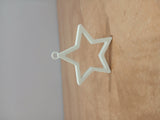 Étoile minimaliste en décoration de sapin avec œillet de suspension