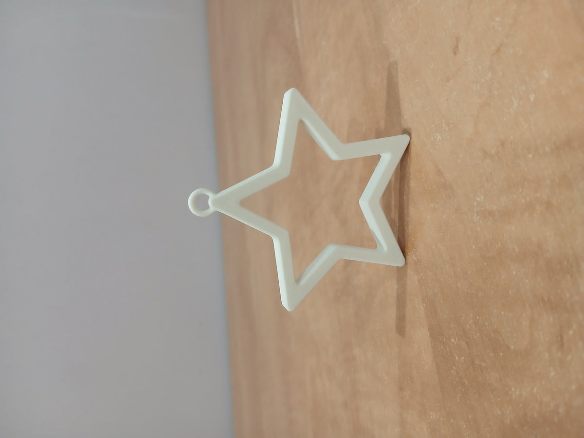 Étoile minimaliste en décoration de sapin avec œillet de suspension