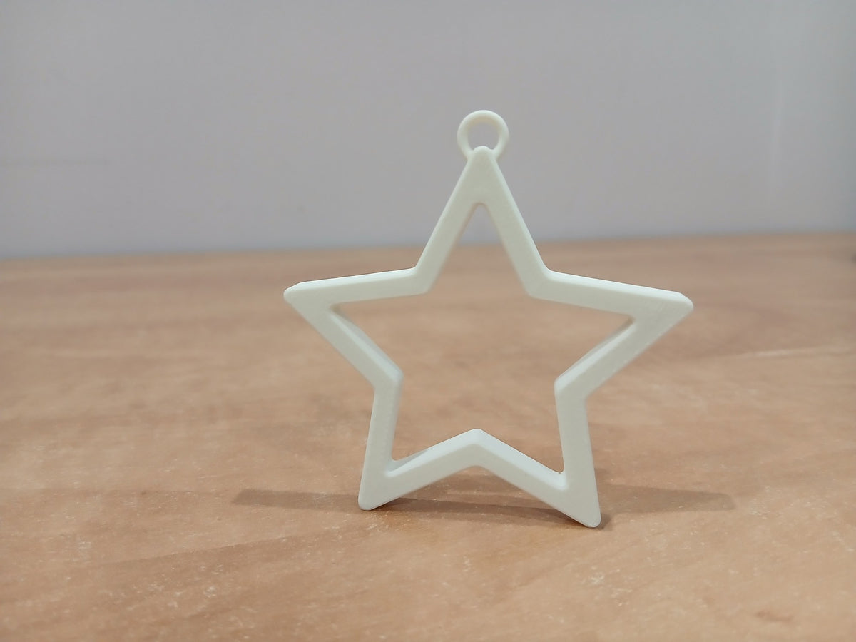 Étoile minimaliste en décoration de sapin avec œillet de suspension