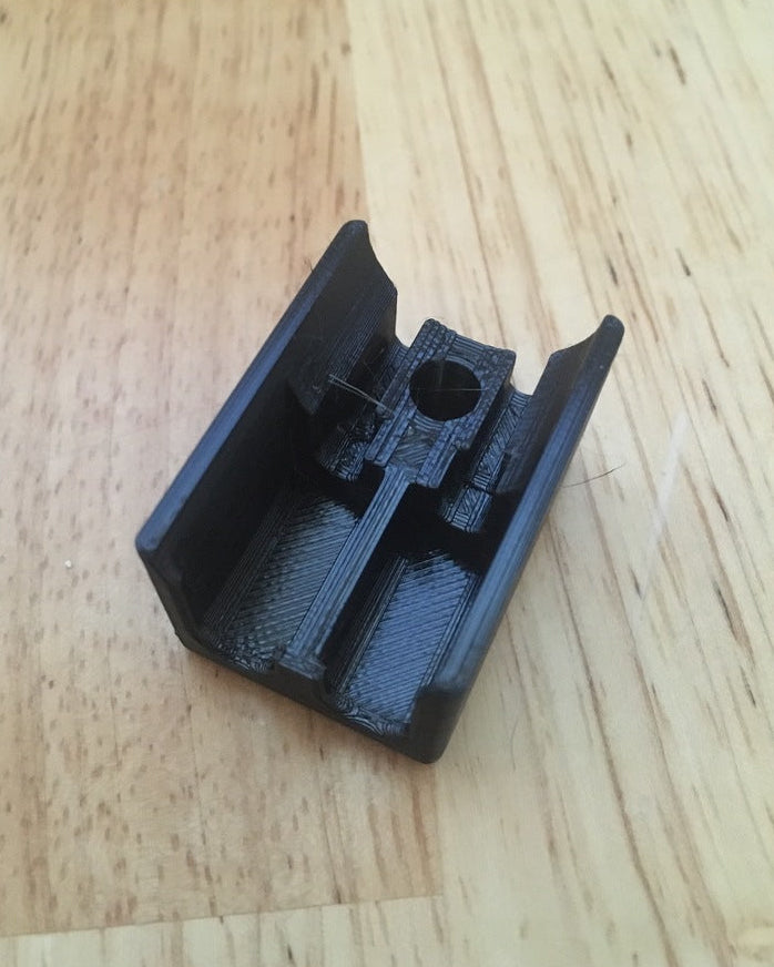 Support qui fixe solidement le câble de commande de la tondeuse