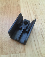 Support qui fixe solidement le câble de commande de la tondeuse