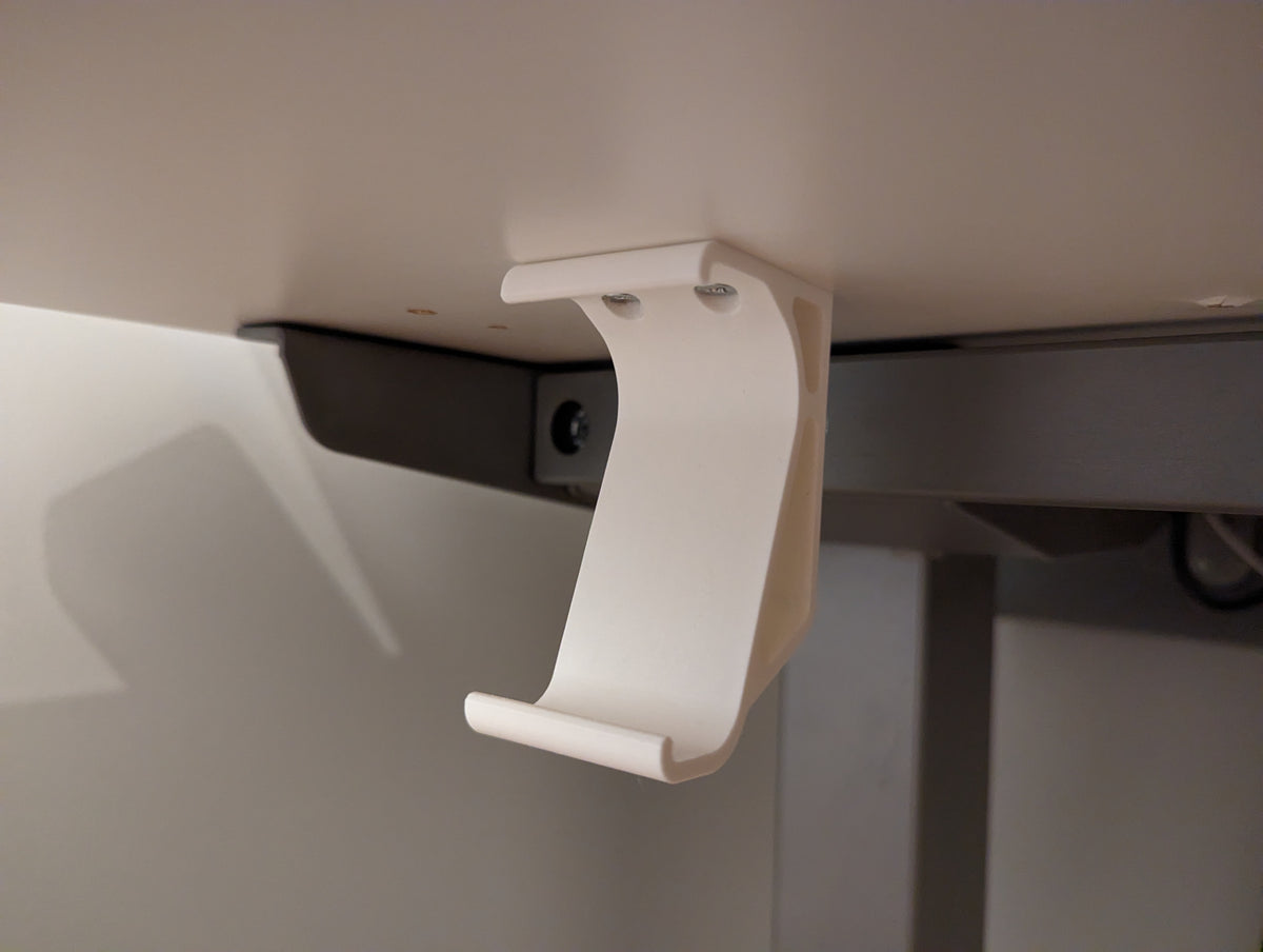 Fixation pour manette Xbox sous le plateau du bureau – setup gaming bien rangé