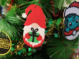 Lutin festif au bonnet rouge tenant un cadeau dans les mains