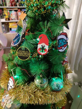 Lutin festif au bonnet rouge tenant un cadeau dans les mains