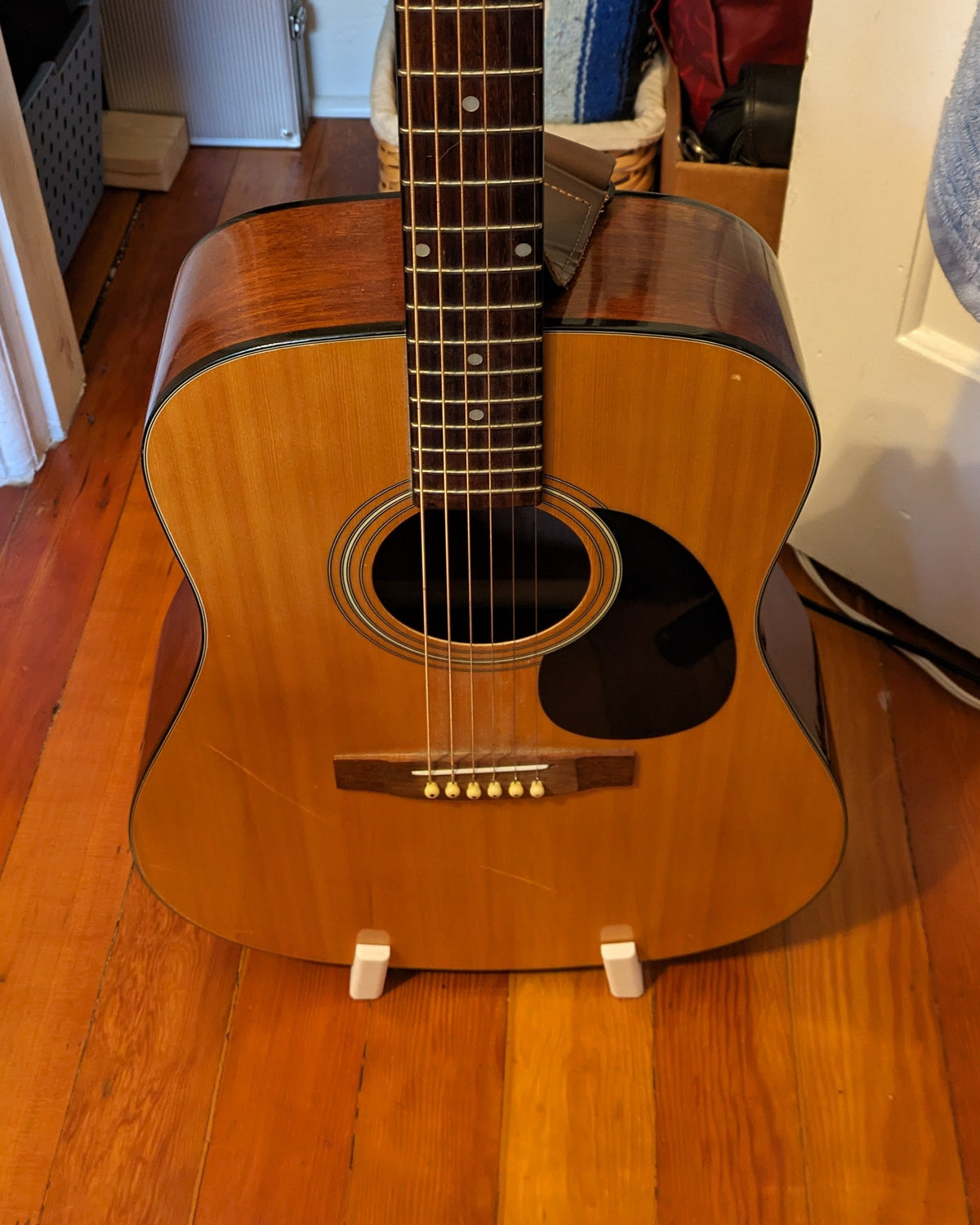 Support autoportant imprimé en 3D pour guitare acoustique