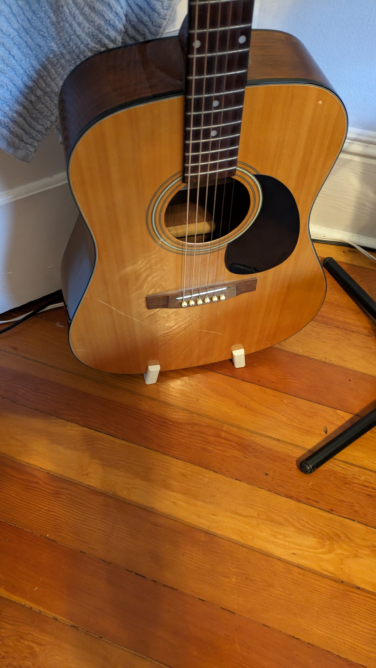 Support autoportant imprimé en 3D pour guitare acoustique