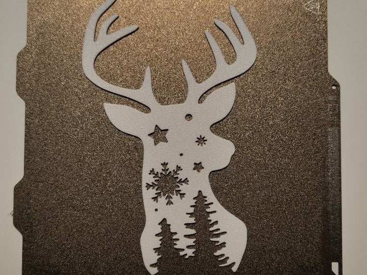 Silhouette de renne avec étoiles et sapins