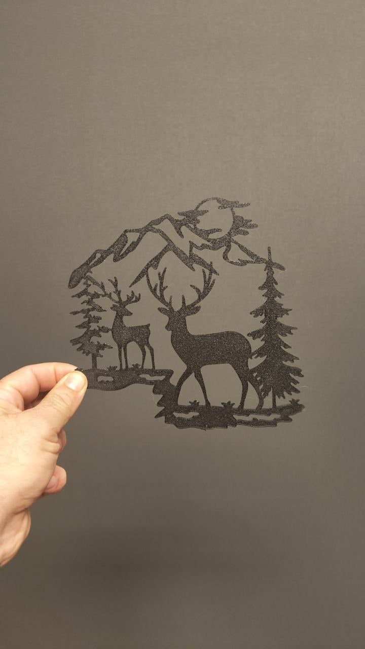 Décoration murale avec renne devant des montagnes