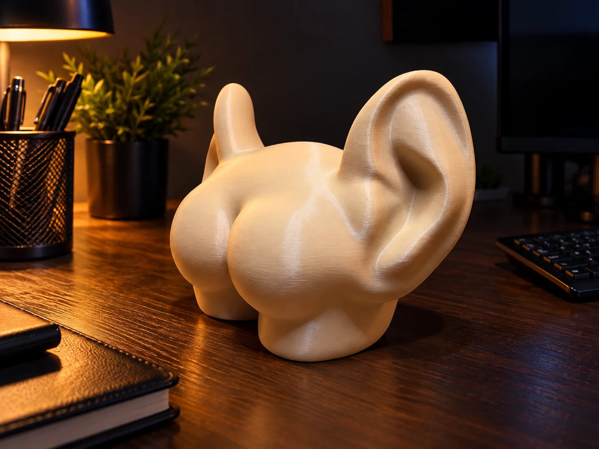 Figurine décorative fesses à oreilles vue de côté sur un bureau
