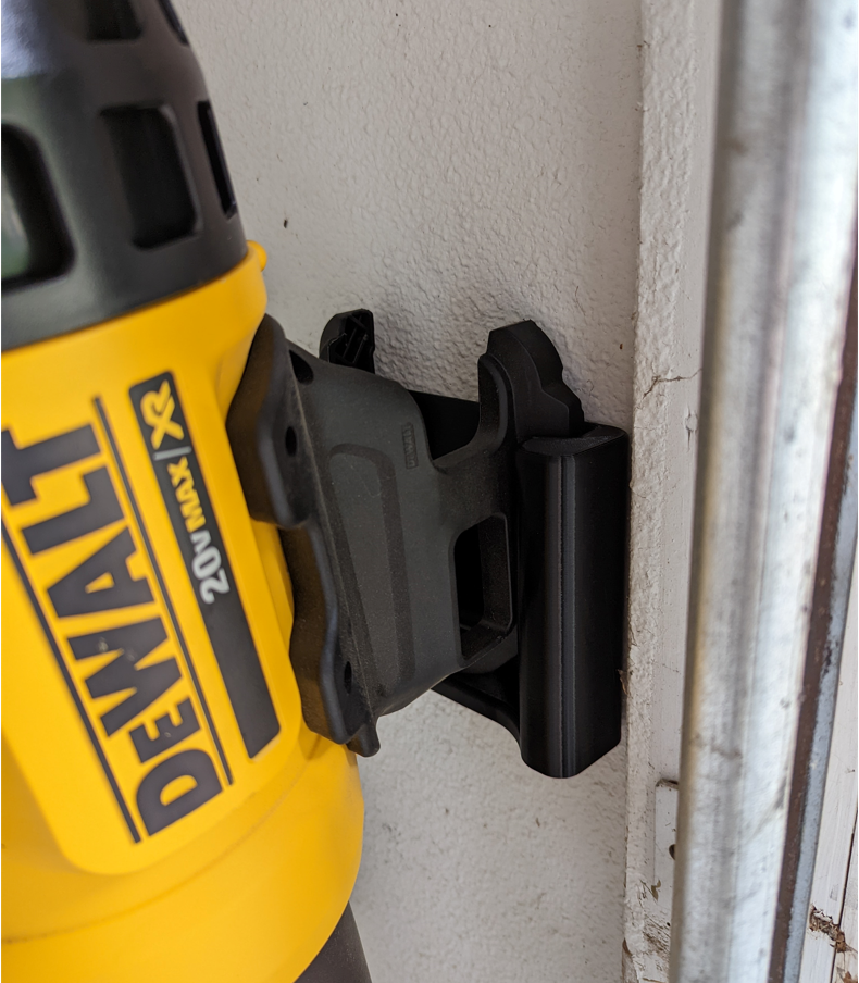 Support mural pour souffleur de feuilles DeWalt – loin du sol