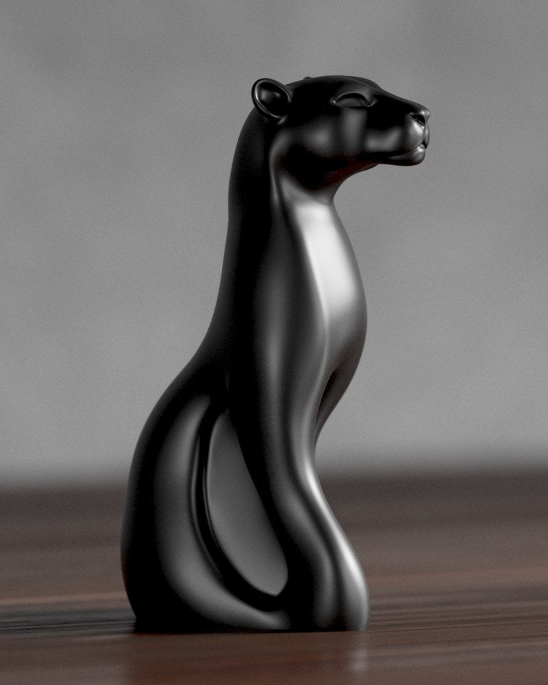 Gros plan d'une sculpture de panthère noir mat sur fond neutre