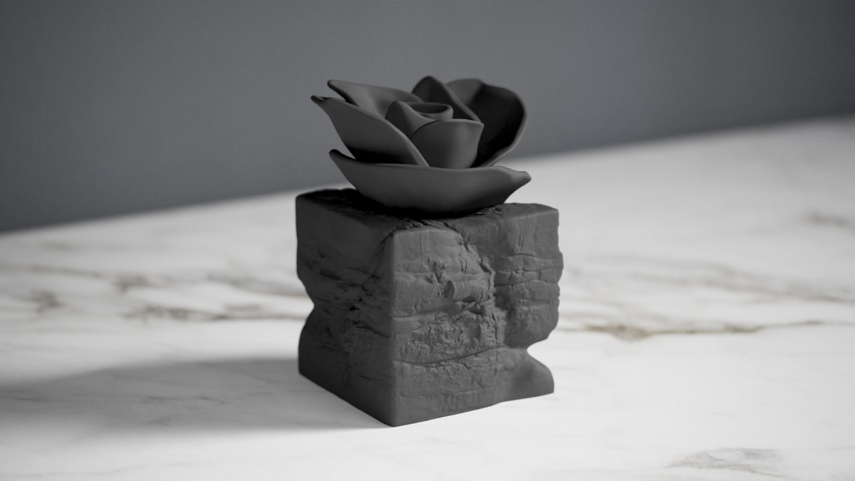 Eternal Bloom – sculpture de rose noire sur un bureau sombre près de livres