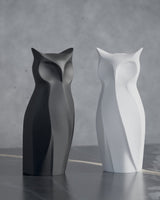 Nocturna – sculpture de chouette géométrique en gros plan aux facettes nettes, sur fond neutre