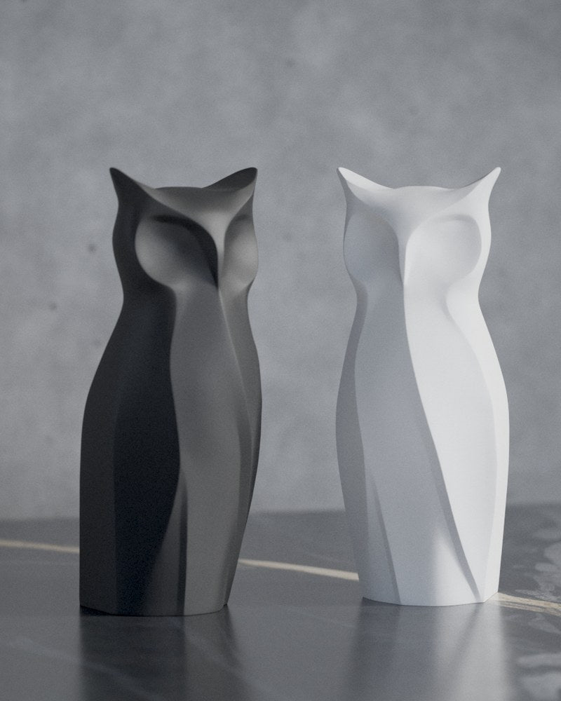Nocturna – sculpture de chouette géométrique en gros plan aux facettes nettes, sur fond neutre