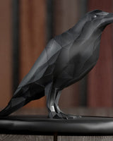 Sculpture de corbeau low poly à la forme géométrique sombre, gros plan sur les facettes