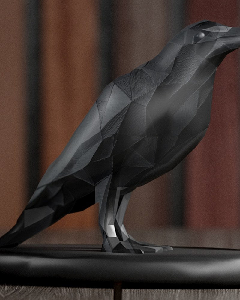 Sculpture de corbeau low poly à la forme géométrique sombre, gros plan sur les facettes
