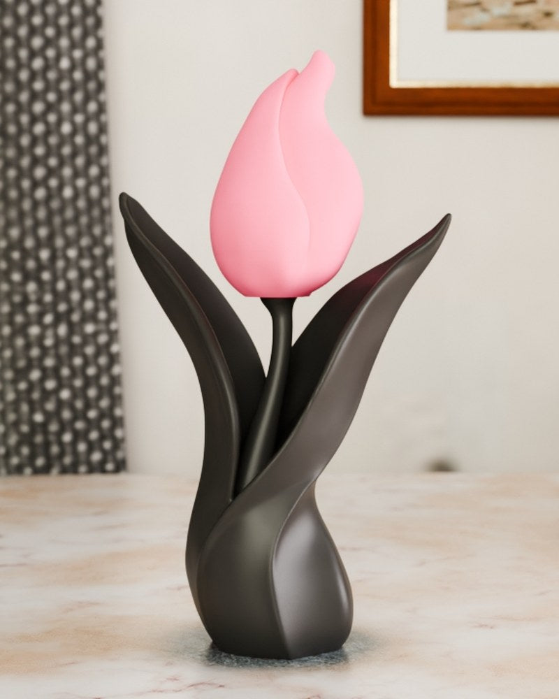 Gros plan d'une sculpture de tulipe minimaliste au pied noir et aux pétales incurvés