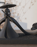 Gros plan d'une sculpture noire samouraï et dragon : guerrier au katana et dragon serpentin