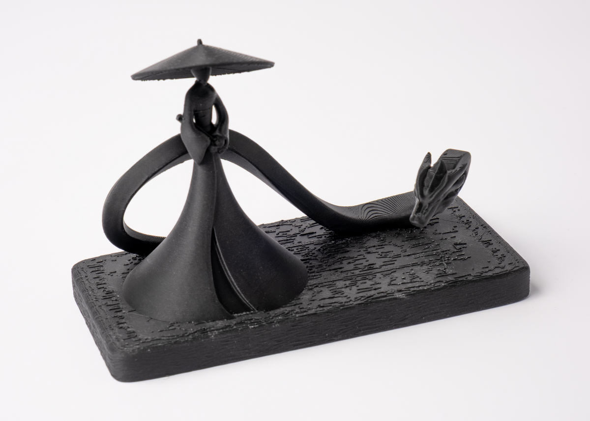 Sculpture Shadow Samurai et dragon sur une étagère en bois sombre avec déco scandinave minimaliste