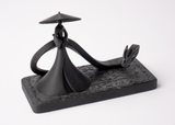 Sculpture Shadow Samurai et dragon sur une étagère en bois sombre avec déco scandinave minimaliste
