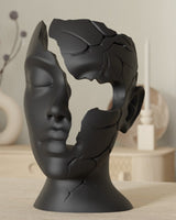 Gros plan d'une sculpture de visage minimaliste aux contours fragmentés sur fond neutre