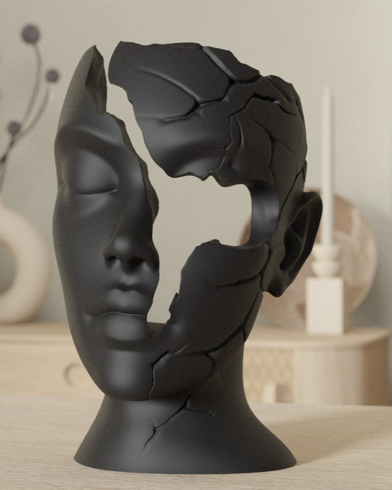 Gros plan d'une sculpture de visage minimaliste aux contours fragmentés sur fond neutre