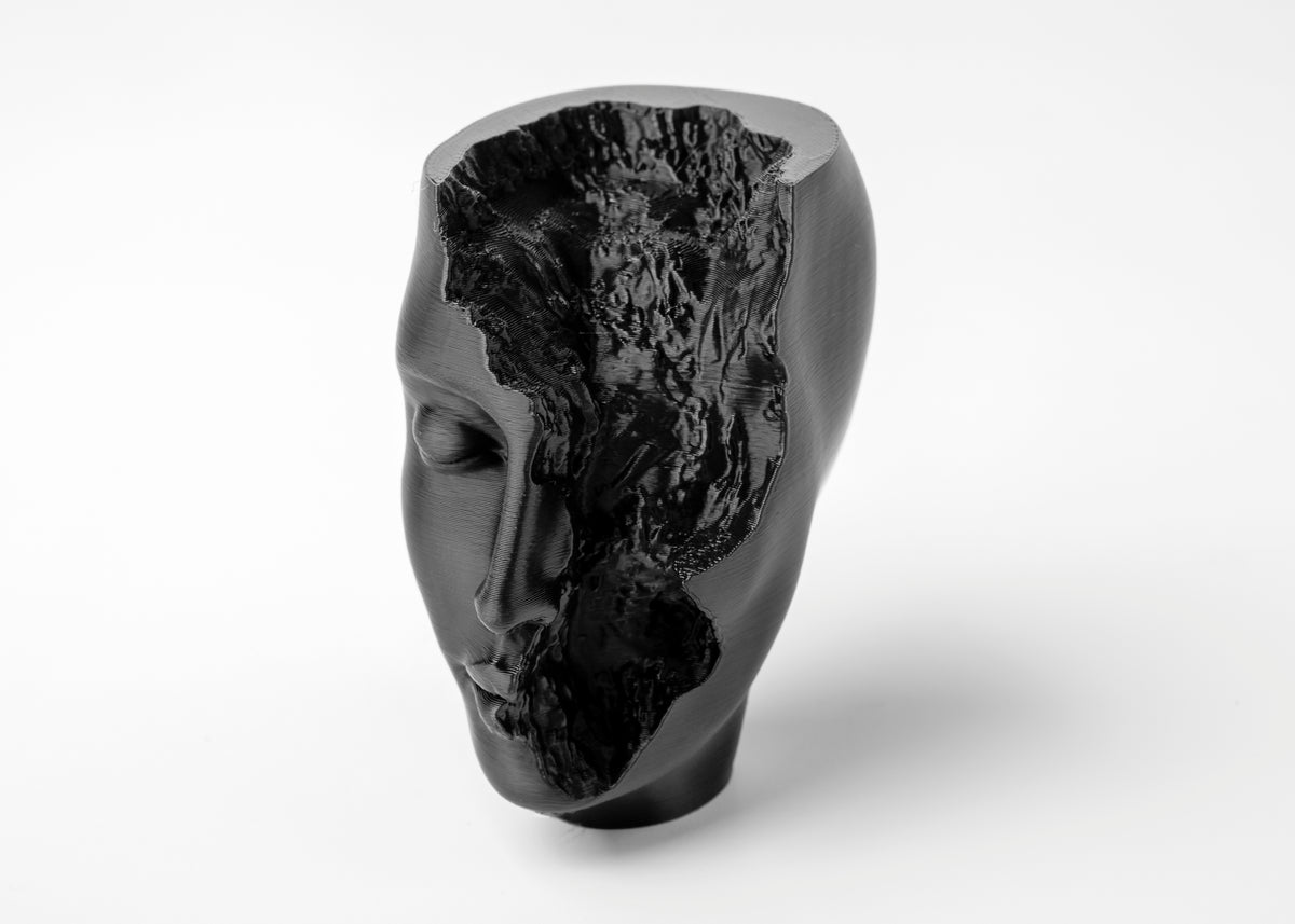 Sculpture abstraite de visage sur une étagère minimaliste avec déco neutre à la douce lumière du jour