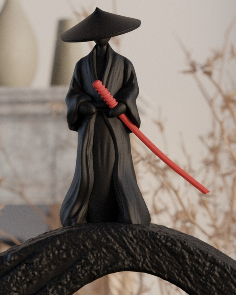 Sculpture de samouraï minimaliste sur un pont arqué, silhouette épurée sur fond blanc