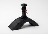 Sculpture de samouraï sur un bureau en bois avec de petits objets en céramique et naturels