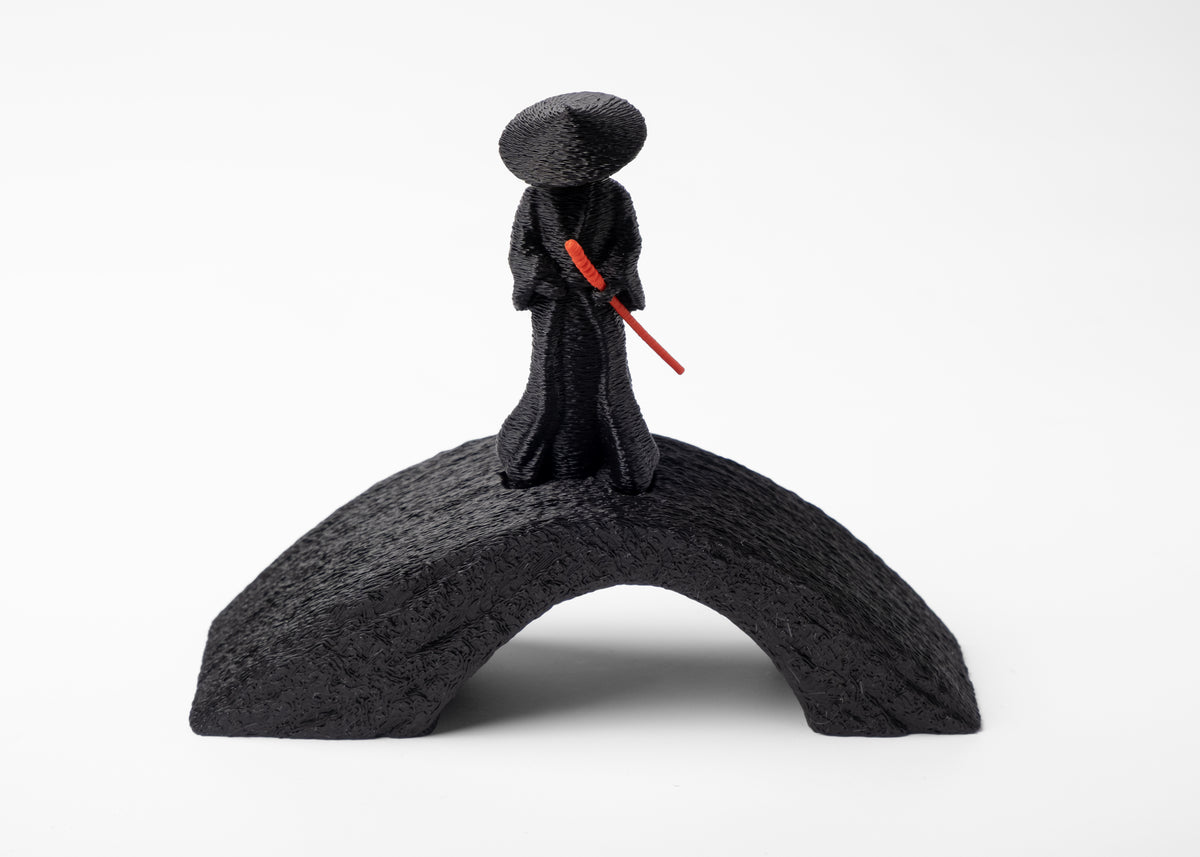 Gros plan d'une figurine de samouraï à cape ondulante et chapeau conique, finition sobre