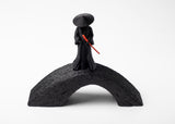 Gros plan d'une figurine de samouraï à cape ondulante et chapeau conique, finition sobre