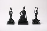 Harmony Pose Trio sur une étagère en bois près d'une petite plante et d'une coupe en céramique