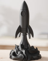 Gros plan d'une sculpture de fusée futuriste s'élevant d'un socle de fumée tourbillonnante, tons neutres
